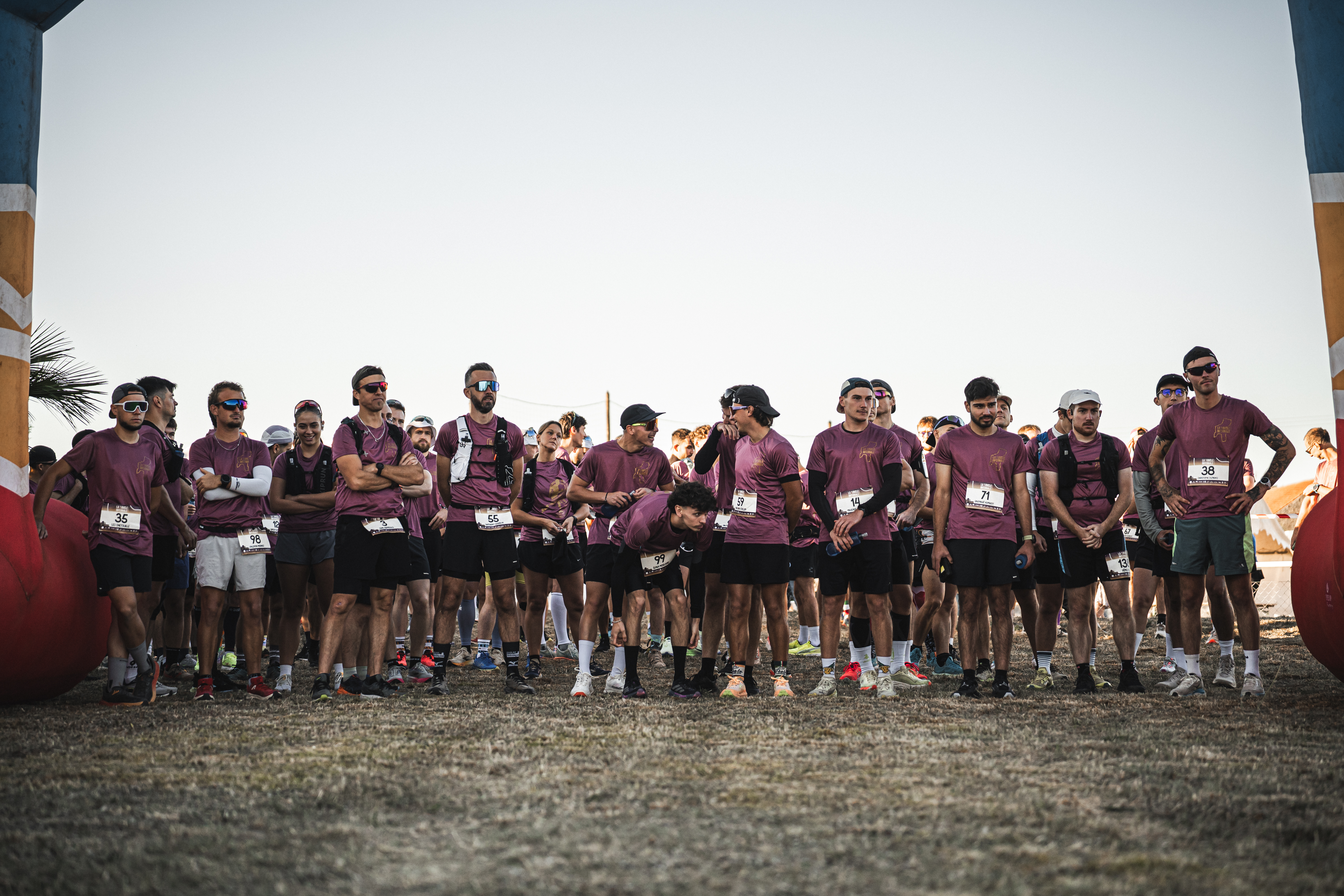 Coureurs en maillot bordeaux alignés sur la ligne de départ de La Boucle Infernale 2026